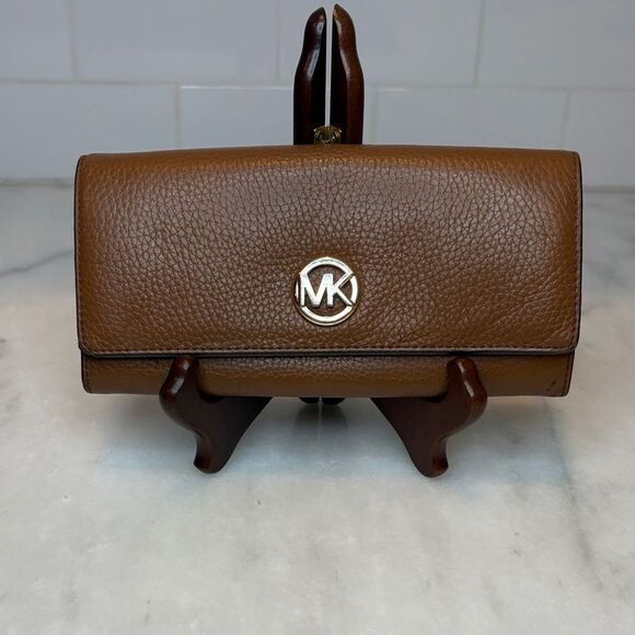 Michael Kors Pebbled Leather Fulton Flap Medallion Wallet - Picture 1 of 16